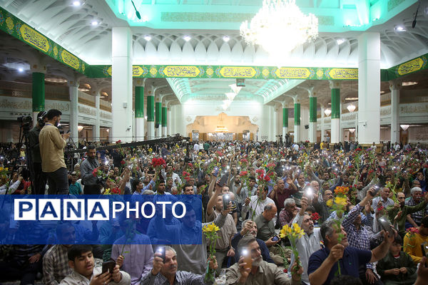 گل آرایی ضریح مطهر حضرت معصومه(س) به مناسبت روز دختر