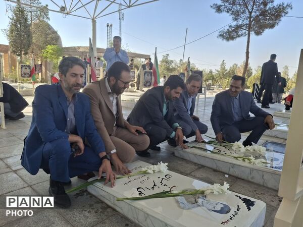 غبارروبی گلزار شهدای کوهپایه با حضور فرماندار و اعضای شورای اداری