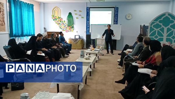نشست توانمندسازی مدیران؛ گامی به‌سوی هدایت تحصیلی مؤثر در مدارس متوسطه دوره اول ناحیه ۷