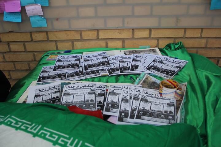 بازدید دانش‌آموزان مدارس قیامدشت و مسئولین شهری از نمایشگاه دفاع مقدس حوزه های مقاومت بسیج شهر قیامدشت