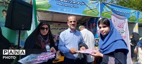 تقدیر از دانش‌آموزان برگزیده پویش‌های کانون نیایش منطقه ۶ در آیین افتتاحیه پایگاه‌های تابستانی