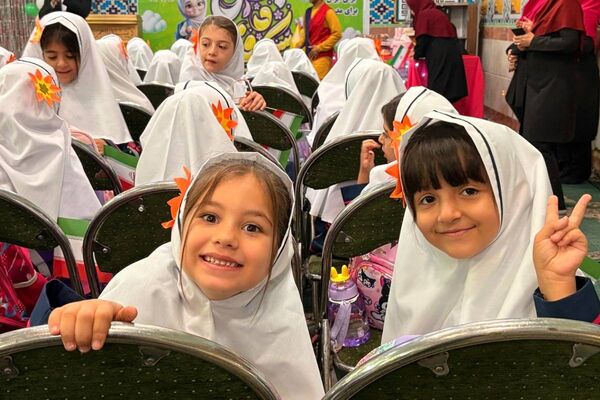 درخشش شکوفه های امید در مدرسه آیت الله خامنه ای 