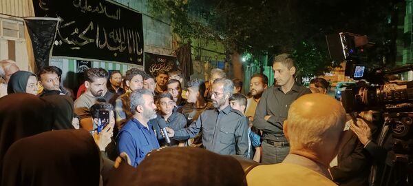 اجتماع مردم مشهدی مقابل خانه مادر شهید جمهور جهت ابراز همدردی