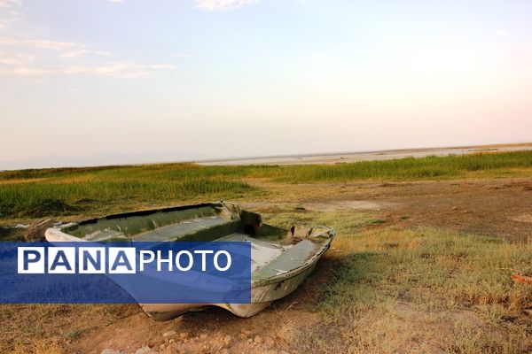 قایق‌های به گل نشسته دریاچه ارومیه
