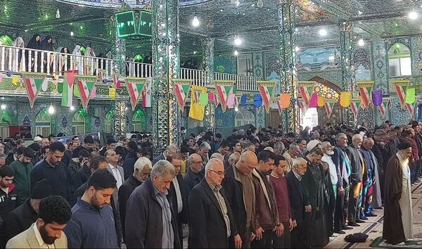 حضور پرشور دانش‌آموزان در نمازجمعه منطقه امامزاده