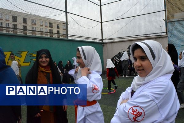 برگزاری مسابقات ورزشی ویژه اولیای دانش‌آموزان دبستانی در ناحیه ۲ بهارستان