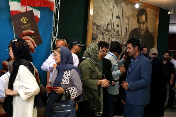 حماسه رأی اولی‌ها در کنار هنرمندان و اصحاب رسانه 