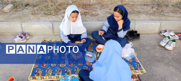 نهار سالم به مناسبت روز جهانی غذا و پوکی استخوان در مدرسه شهید خاقانی شیروان