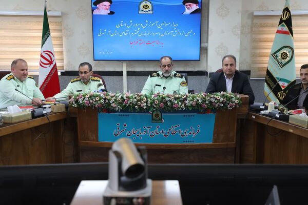 گل‌های قدردانی دانش‌آموزان پیشتاز برای حافظان امنیت