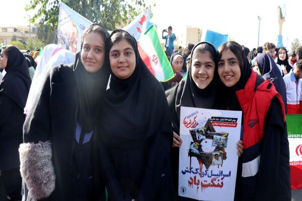 حضور پرشور دانش‌آموزان پاکدشتی در راهپیمایی روز ۱۳ آبان