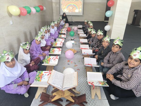 جشن قرآن کلاس اولی‌ها در دبستان شهید بهشتی قلعه‌گنج