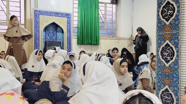 همدلی و معنویت در مراسم افطاری مدرسه حسین‌علی بابایی تهران