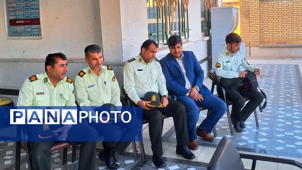 مراسم تجلیل از پرسنل زحمتکش  نیروی‌انتظامی در دبیرستان حضرت‌زینب(س) شهرستان لنده 