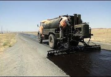 آغاز عملیات قیر پاشی و آسفالت  معابر روستای بلیان