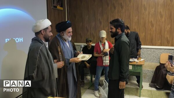 تجلیل از مربیان قرآنی در اختتامیه برنامه اوقات فراغت تابستانی سندرک
