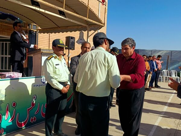 تقدیر مدیر دبیرستان رئیس زاده از پرسنل نیروی انتظامی خلیل آباد