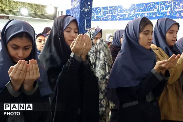  پیچیدن عطر نماز جماعت در مدرسه شهدای هسته‌ای قرچک