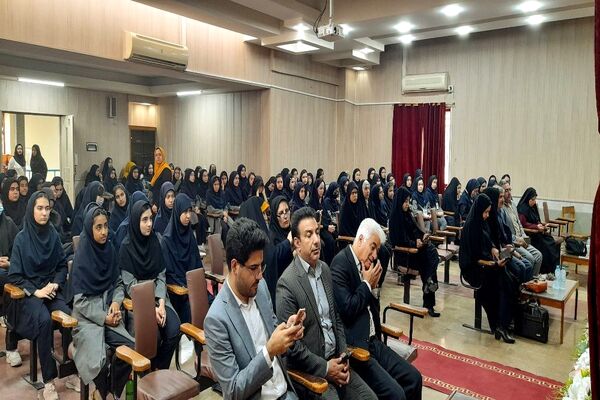 مراسم تجلیل از همیار معلم‌های نمونه دبیرستان آرمیتا مصلی نژاد