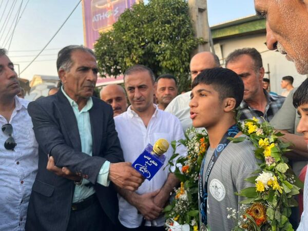 استقبال محمودآبادی‌ها از نایب قهرمان رقابت‌های کشتی نوجوانان جهان