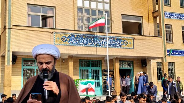 اقامه نماز باران در دبیرستان علوم و معارف شهید مطهری (ره)