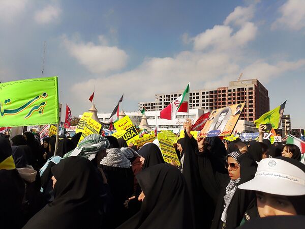 حضور پر شور دانش آموزان  در راهپیمایی ۱۳ آبان 