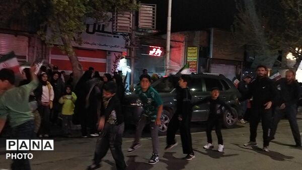دسته عزاداری روستای همت آباد زمانی در مراسم چهلم رهبر شهید و شهدای میناب در حسینیه امام 
