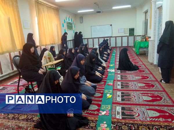 نماز جماعت رنگین در مدرسه‌ مدرس تبریز