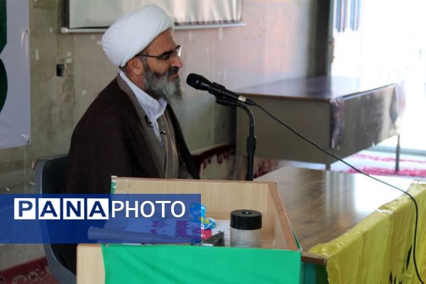 اقامه نماز جماعت در آموزشگاه متوسطه اول شاهد سمنان