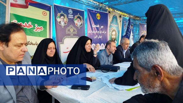  برگزاری میزخدمت درمصلی کرج به‌مناسبت هفته دولت