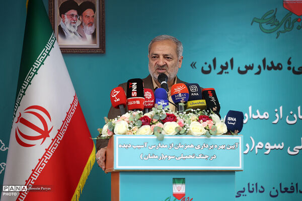 آیین بهره‌برداری همزمان از مدارس آسیب‌دیده در جنگ تحمیلی سوم