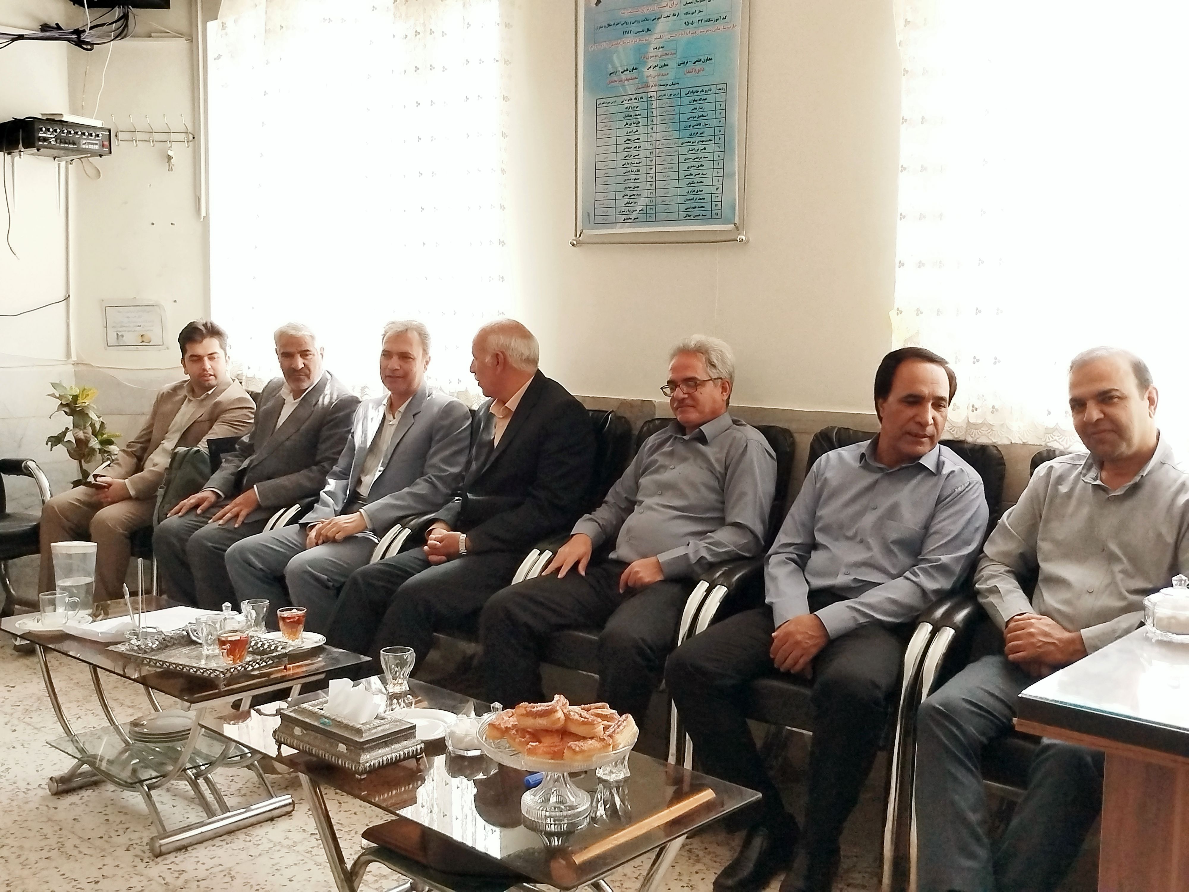 دیدار معاون پرورشی آموزش و پرورش کاشمر با کادر دبیرستان امام حسین (ع)