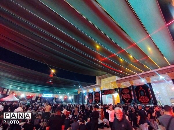 سلام زائران اربعین به باب‌الحوائج(ع) در حرم نورانی امامین کاظمین