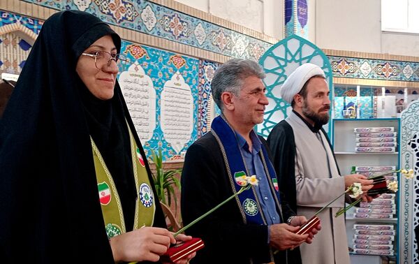 حضور مسئولان میان معتکفین مدرسه تمام تشکیلاتی پیشتازان صدرا متوسطه اول در اختتامیه اعتکاف 
