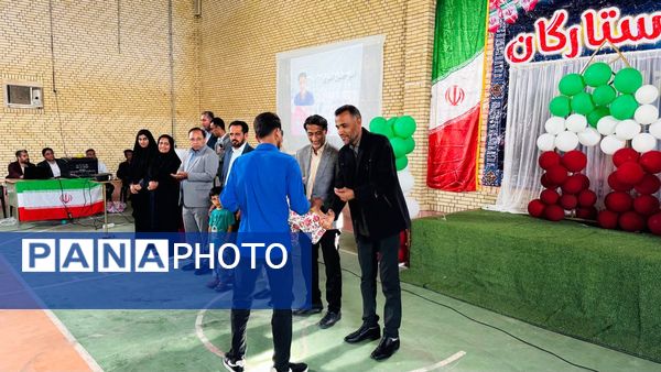 جشن ستارگان سندرک با تجلیل از دانش‌آموزان برتر دبیرستان‌های امیرکبیر و کوثر