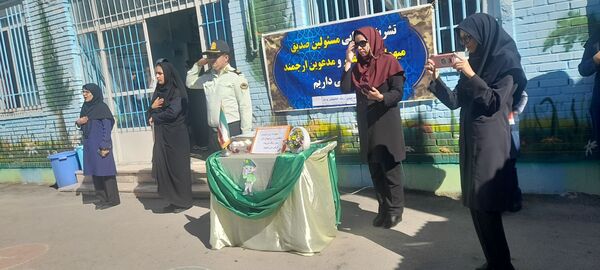 بازدید سبزپوشان نیروی انتظامی با دانش‌آموزان مدرسه ربابه هاشمیان یزدی