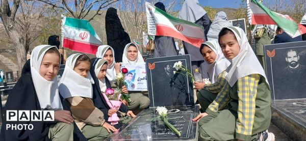 تجدید پیمان دانش‌آموزان دختر شهر ازندریان با شهدای دفاع مقدس