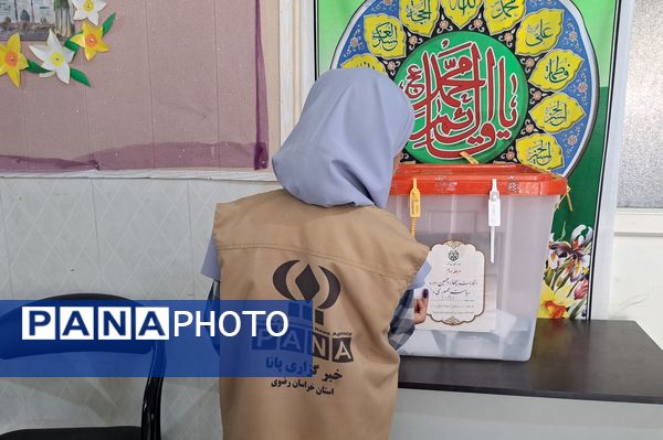 مردم‌ مشهد مثل همیشه با شور و نشاط آمدند تا ایران را بسازند