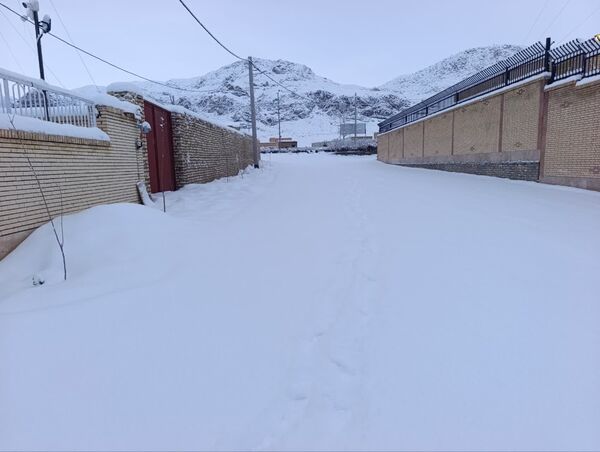 بارش برف، زنگ شادی را در مدرسه عشایری ابن مظاهر به صدا در آورد