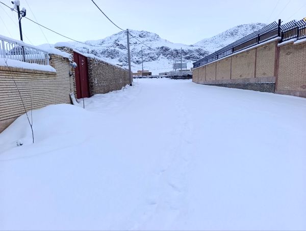 بارش برف، زنگ شادی را در مدرسه عشایری ابن مظاهر به صدا در آورد