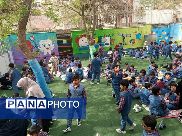 هوای پاک و  صبحانه ی سالم  در دبستان مبتکران ۳