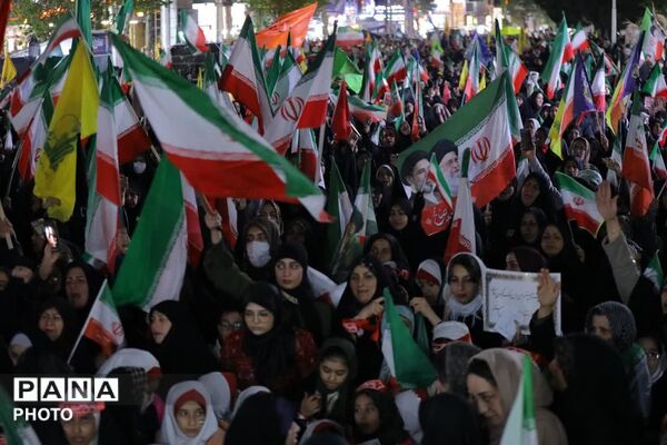 شکوه حضور دختران ساوجبلاغ در جشن دهه کرامت 