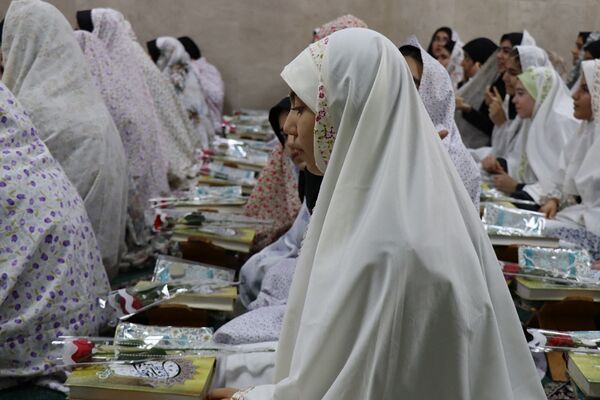 زنگ نماز با شعار «مِهر با مُهر» در مدارس سراسر شهرستان‌های استان تهران 