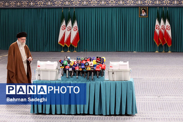 حضور رهبر معظم انقلاب در رای گیری مرحله‌ دوم انتخابات مجلس
