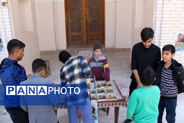 میز کتاب (فرمانده سری) در نماز جمعه شهر یزد