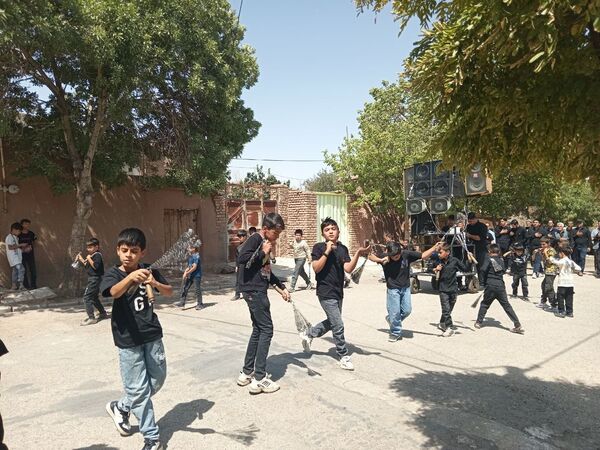 پیاده‌روی جاماندگان اربعین در شهر‌ رباطسنگ؛ دل‌هایی که از راه دور به کربلا رسیدند