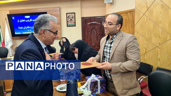 مراسم تجلیل از خانواده‌های شهدا در آموزش و پرورش گلستان