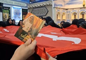 بازنمایی تصاویر دانش‌آموزان شهید میناب در مراسم هیئت بسیج دانش‌آموزی