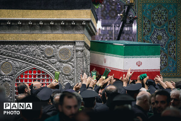 طواف پیکر رهبر شهید انقلاب بر گرد ضریح مطهر امام رضا علیه‌السلام