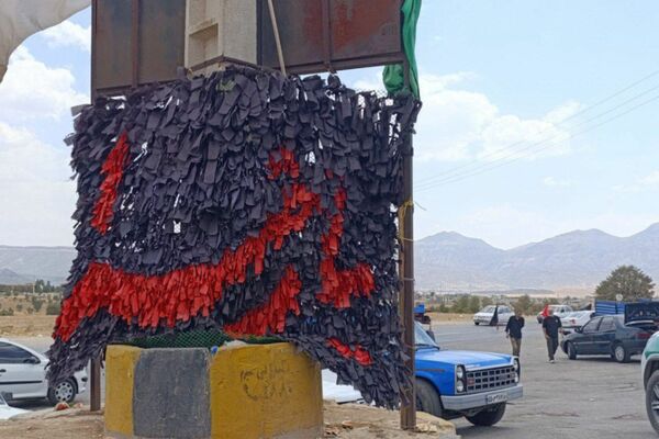 بدرقه پرشور زائران کربلا با نوای گروه سرود نسیم صبا در موکب ابوالفضل (ع)