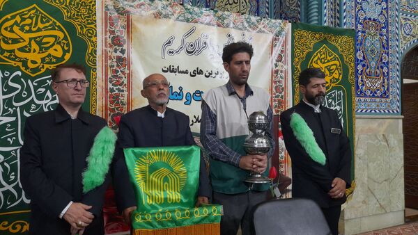 محفل انس با قرآن و تجلیل از نفرات برتر  مسابقات قرآنی در مسجد جامع خامس آل عبا در شهرستان ملارد